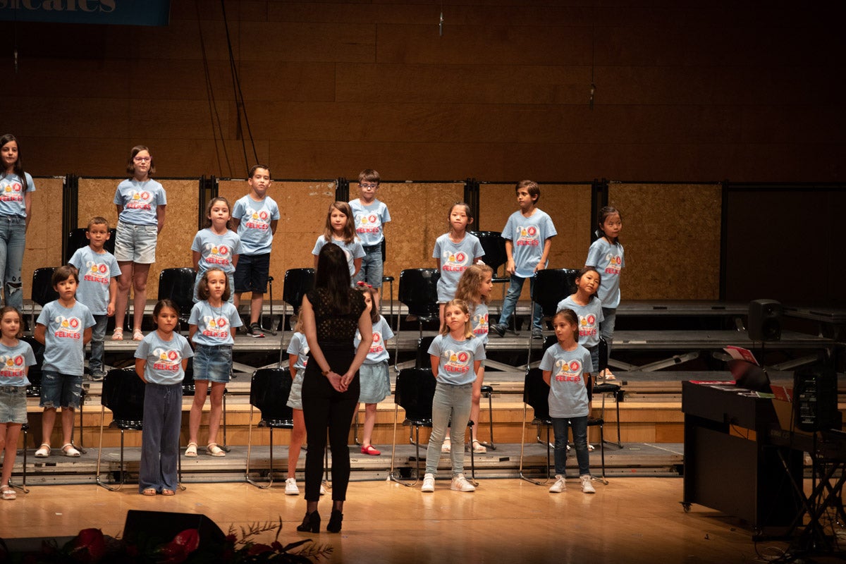 Los alumnos de Iniciativas musicales, sobre el escenario.
