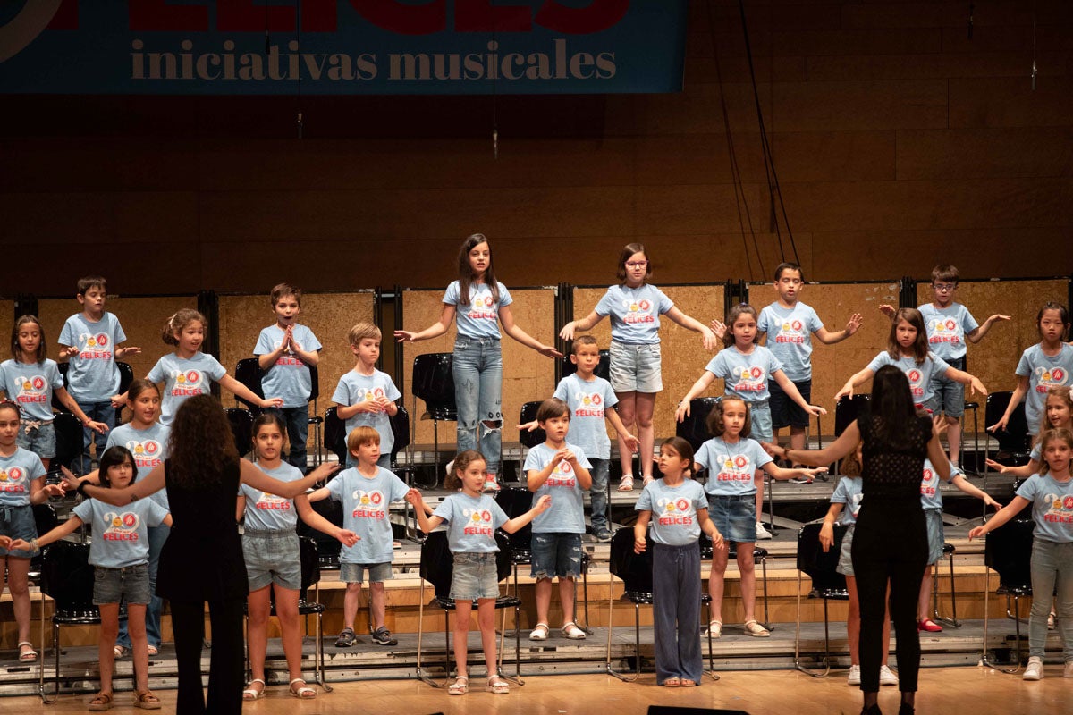 Los alumnos de Iniciativas musicales, sobre el escenario.