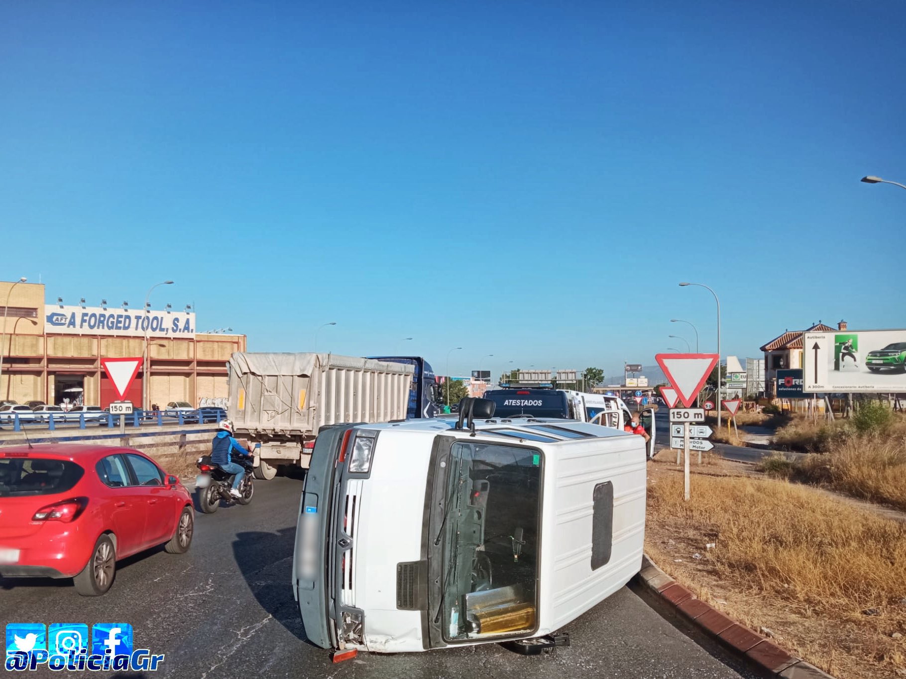 Furgoneta volcada en la avenida de Andalucía