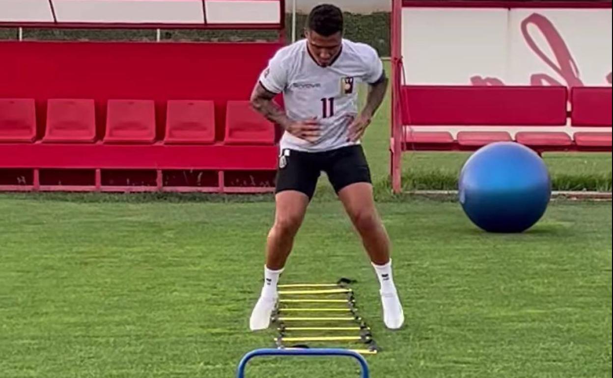 Darwin Machís entrena en la Ciudad Deportiva con la camiseta de su selección. 