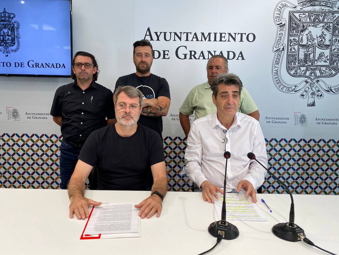 El presidente del Comité de Empresa de Rober, en rueda de prensa esta mañana junto al portavoz de Unidas Podemos. 