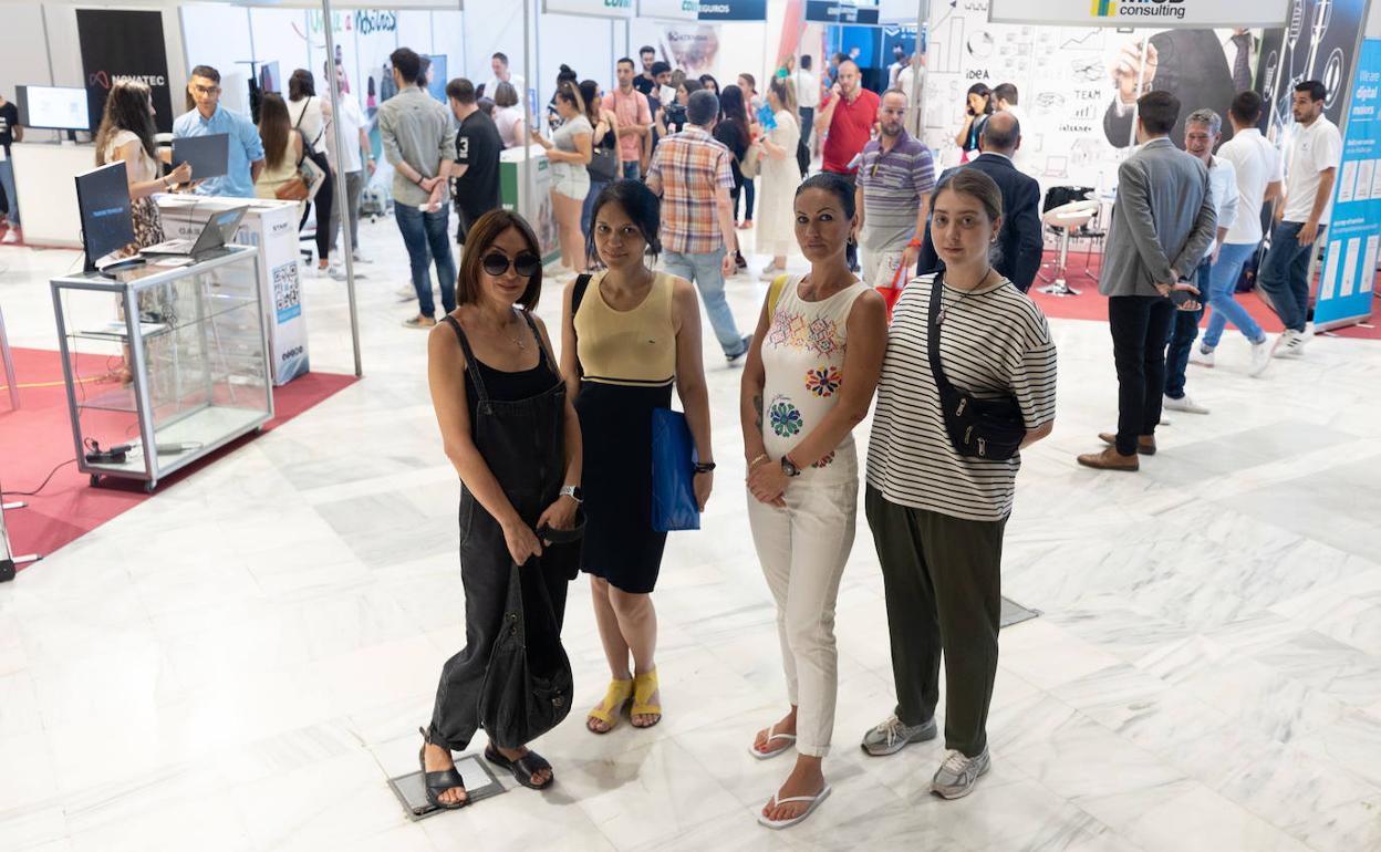 Las cuatro jóvenes ucranianas que buscan unn puesto de trabajo en la feria.