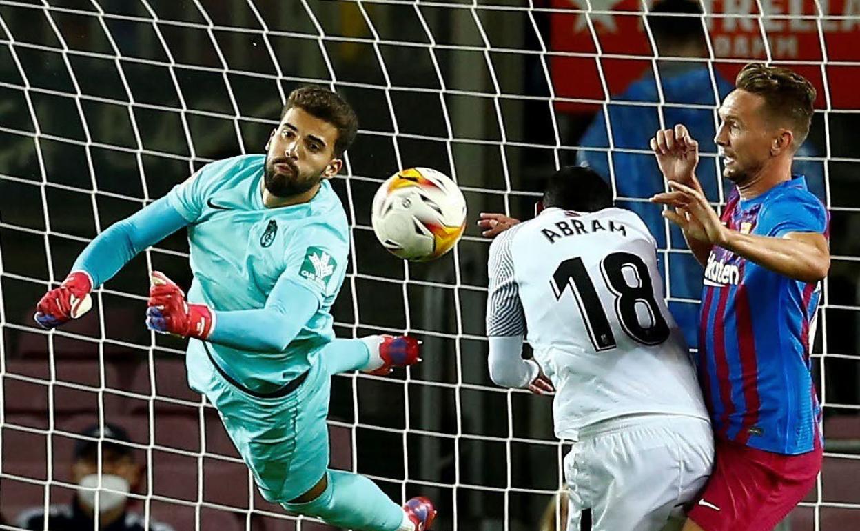 El portero portugués del Granada Luís Maximiano en acción.