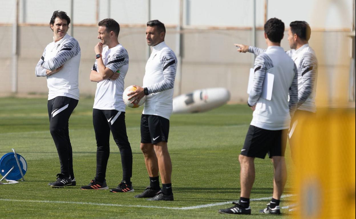 Aitor Karanka, junto a su cuerpo técnico en el Granada.