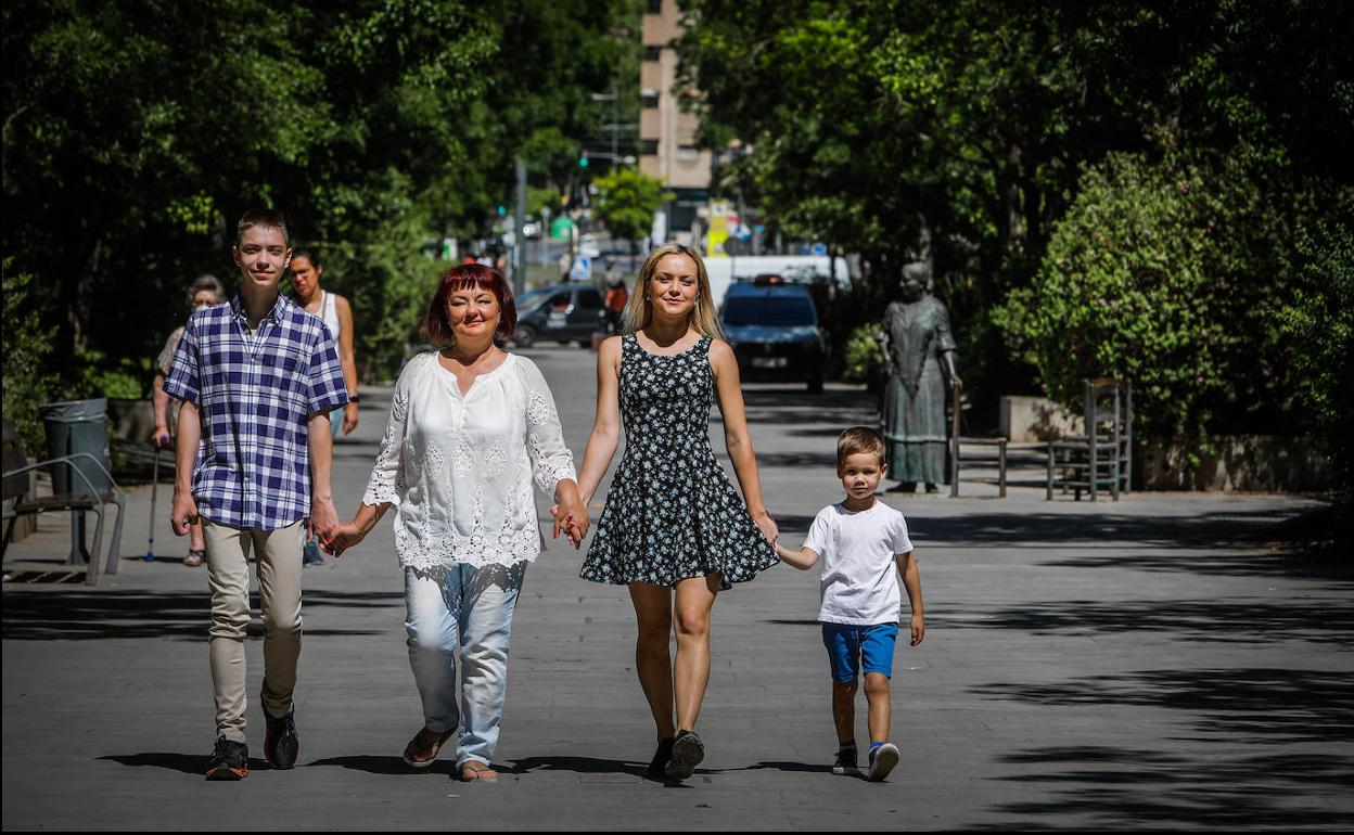 Serafyma (segunda por la derecha, en búsqueda activa de empleo, pasea por Granada junto a su hijo pequeño, su hermano y su madre.