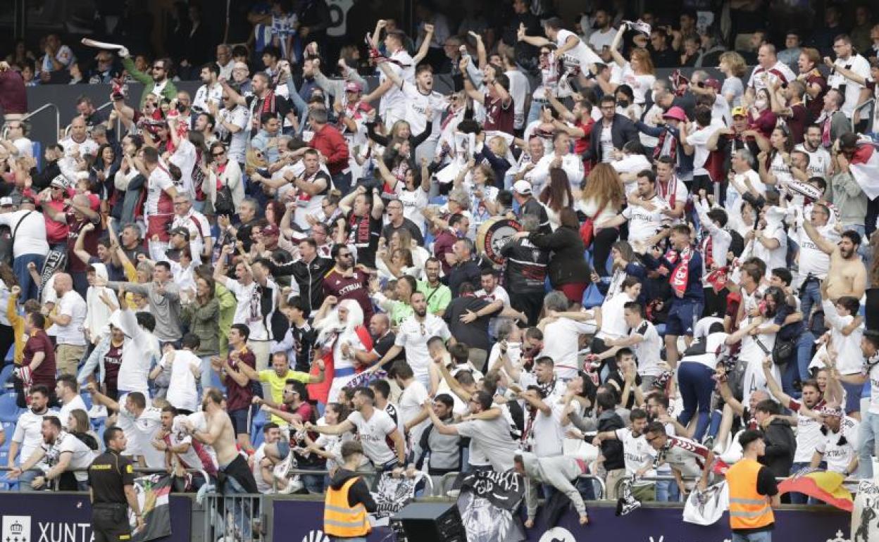 Afición del Albacete celebrando el ascenso. 