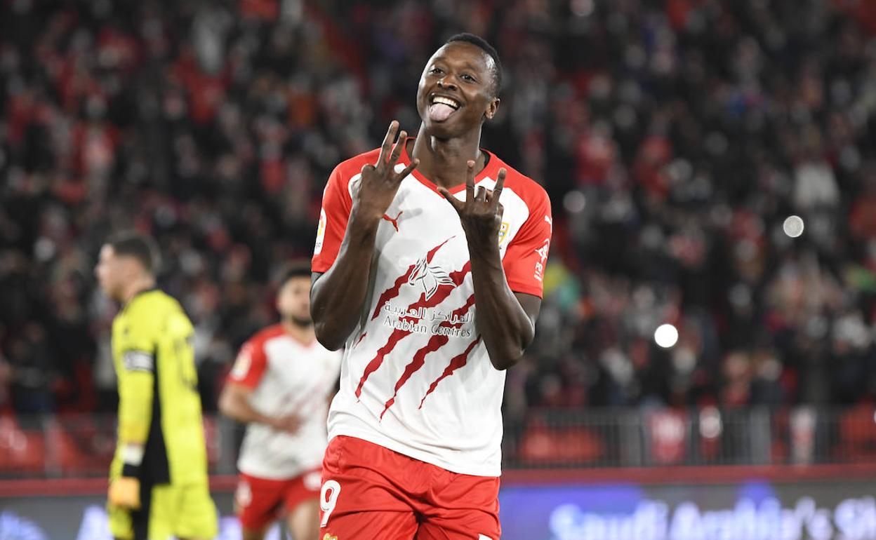 Sadiq, feliz tras anotar un gol con el Almería.