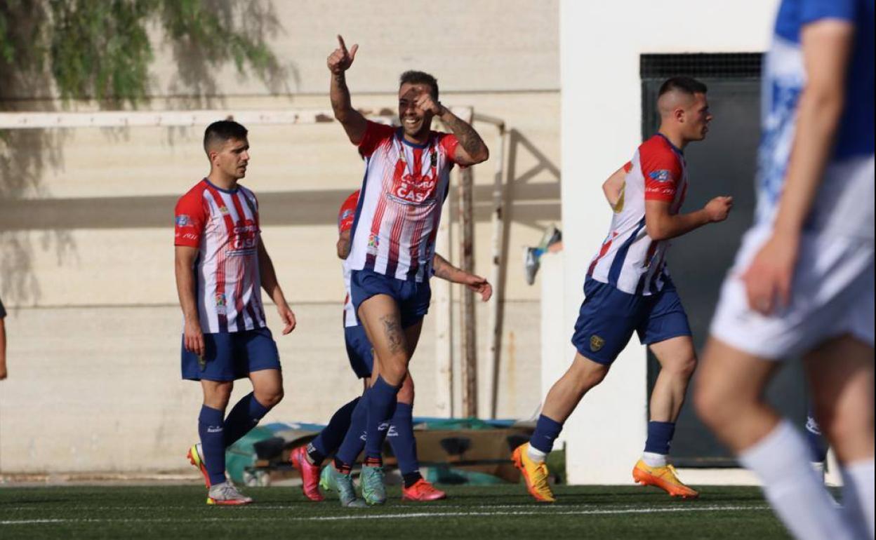 Benítez celebra con la grada el primero de sus dos tantos. 