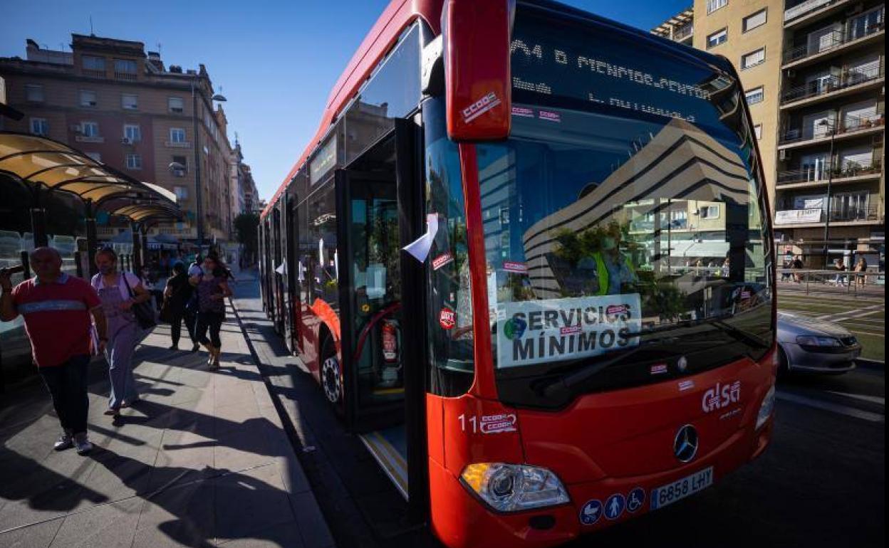 Un autobús que cubría los servicios mínimos durante la jornada de huelga de este viernes. 