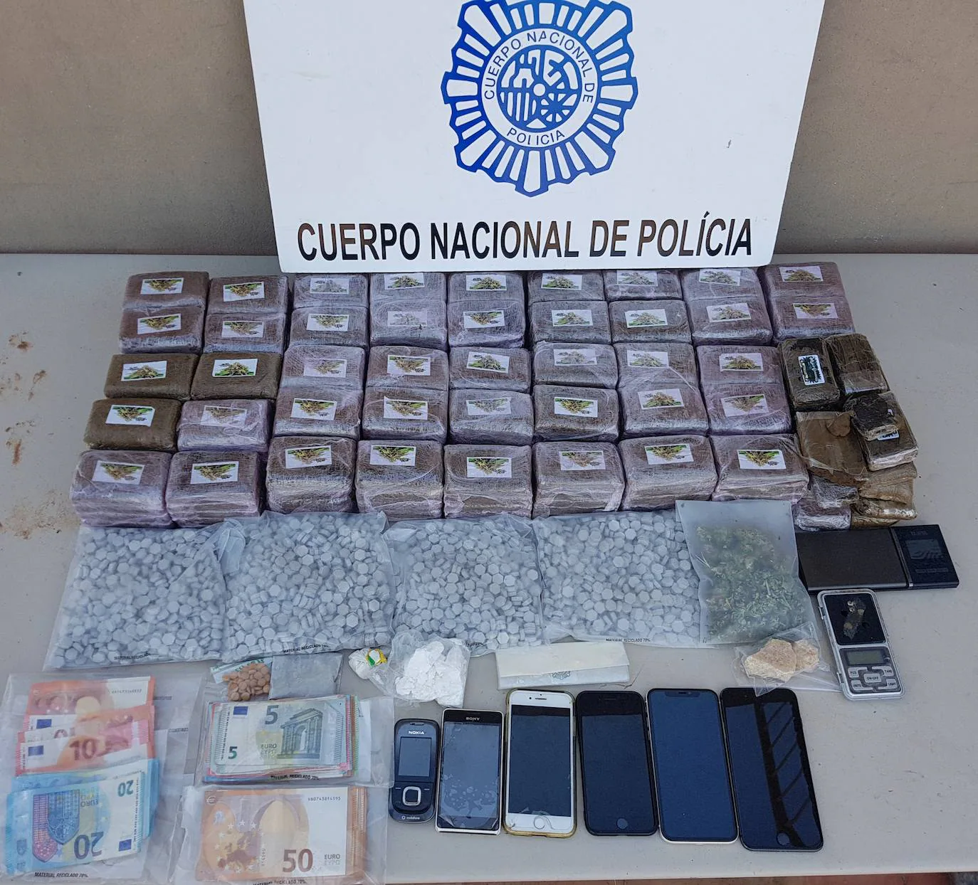 Droga y otros objetos incautados por la Policía Nacional.