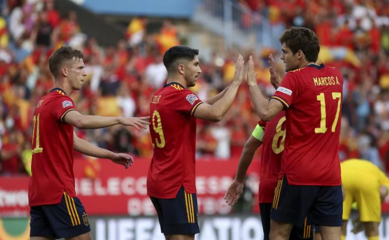 Carlos Soler (c) celebra con Marcos Alonso el gol que abrió la victoria de España en La Rosaleda.