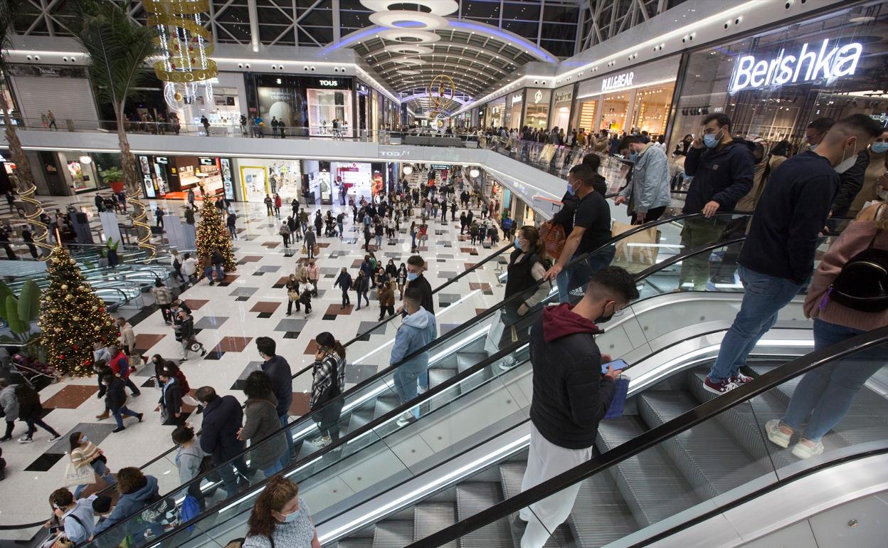 ¿Qué centros comerciales de Granada abren este jueves de Corpus?