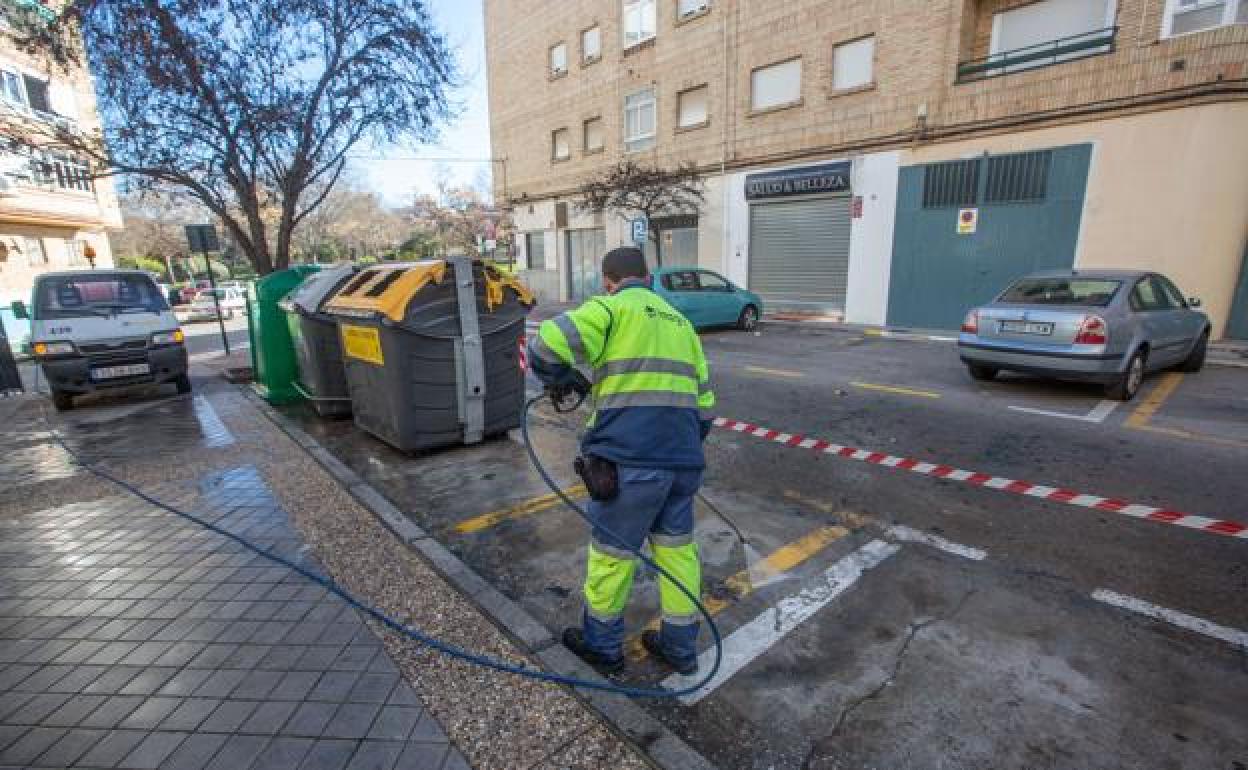 Un trabajador de Inagra trabajando en una calle de Granada.