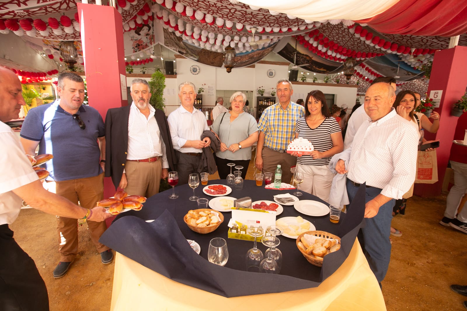 Una copa de bienvenida para arrancar el lunes de Corpus en el recinto ferial