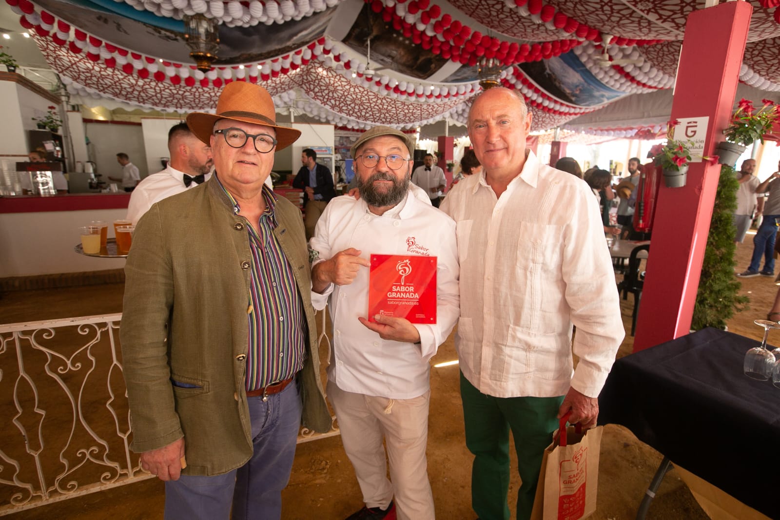 Una copa de bienvenida para arrancar el lunes de Corpus en el recinto ferial