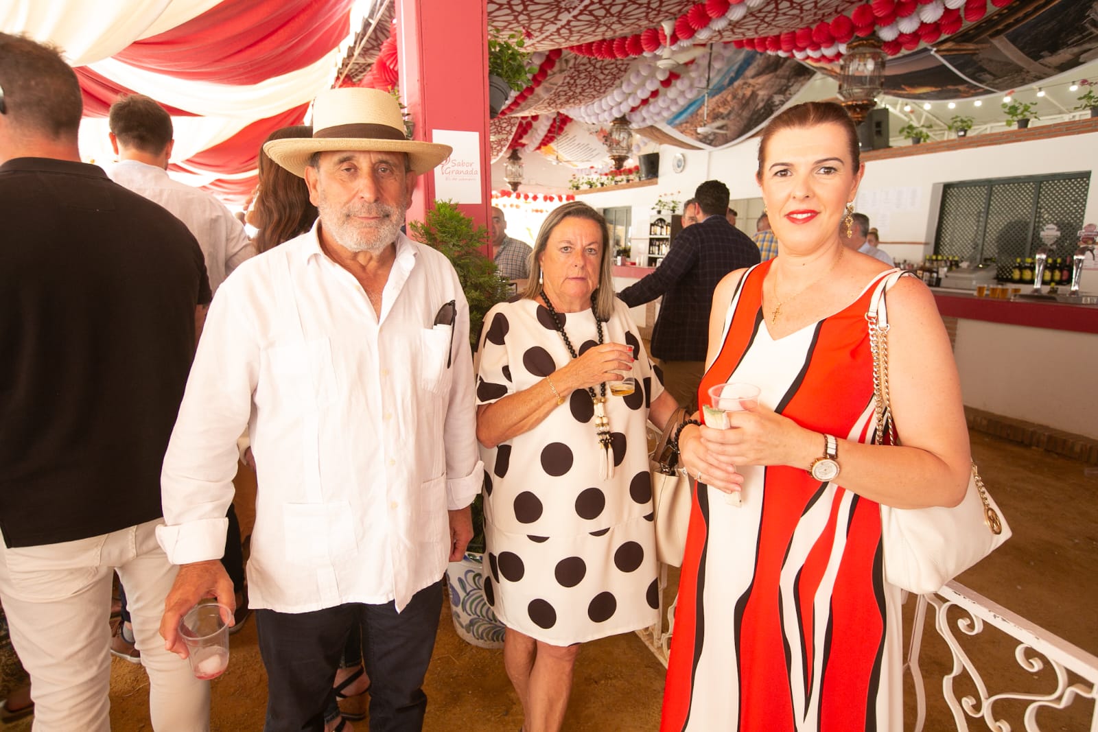 Una copa de bienvenida para arrancar el lunes de Corpus en el recinto ferial