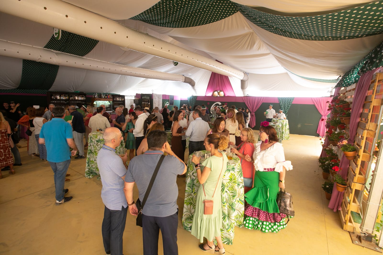 Los actos de inauguración dan color a la feria bajo un sol abrasador