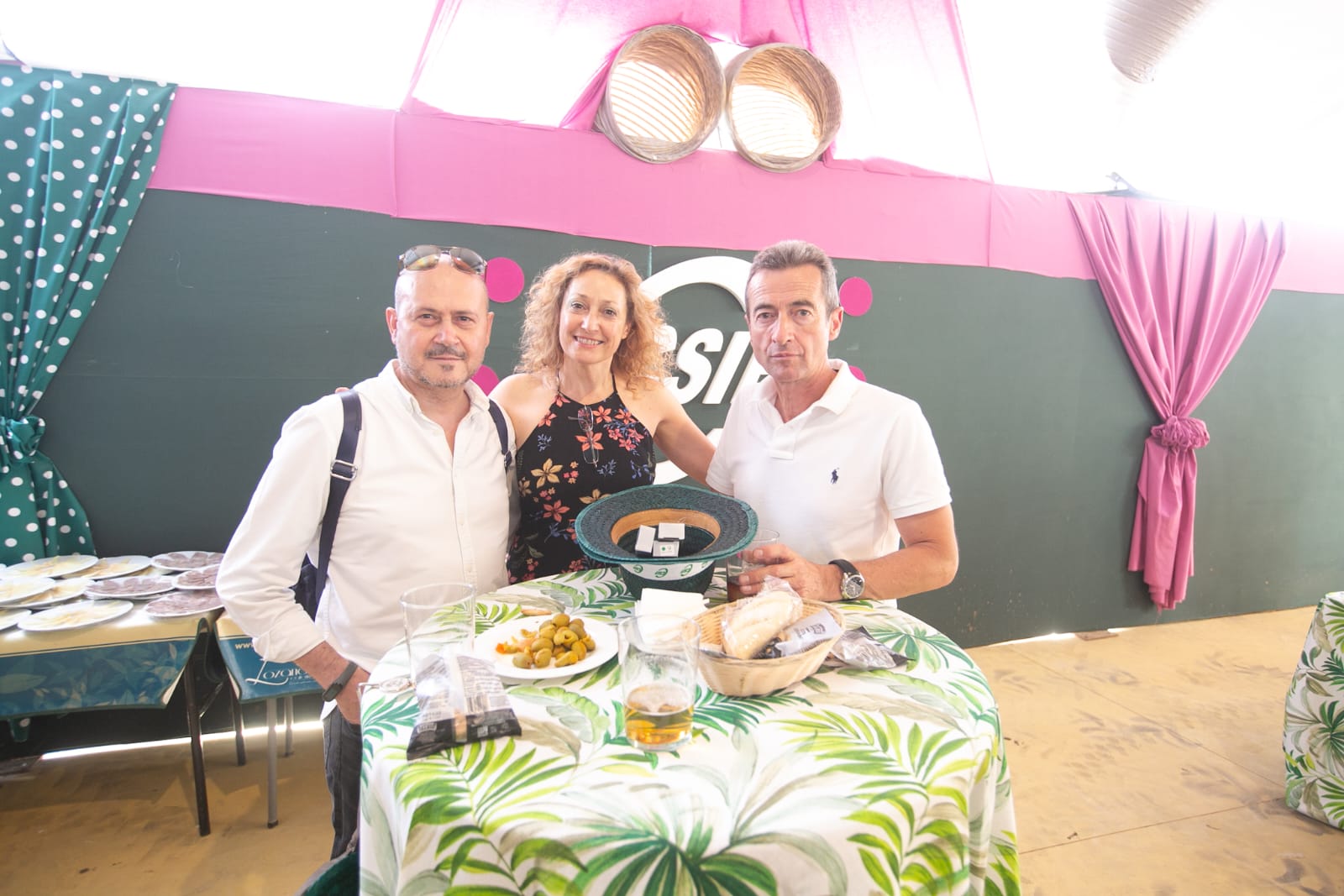 Los actos de inauguración dan color a la feria bajo un sol abrasador