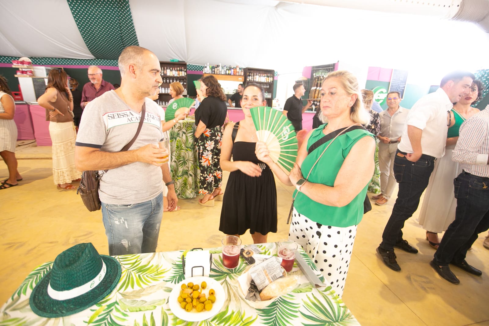 Los actos de inauguración dan color a la feria bajo un sol abrasador