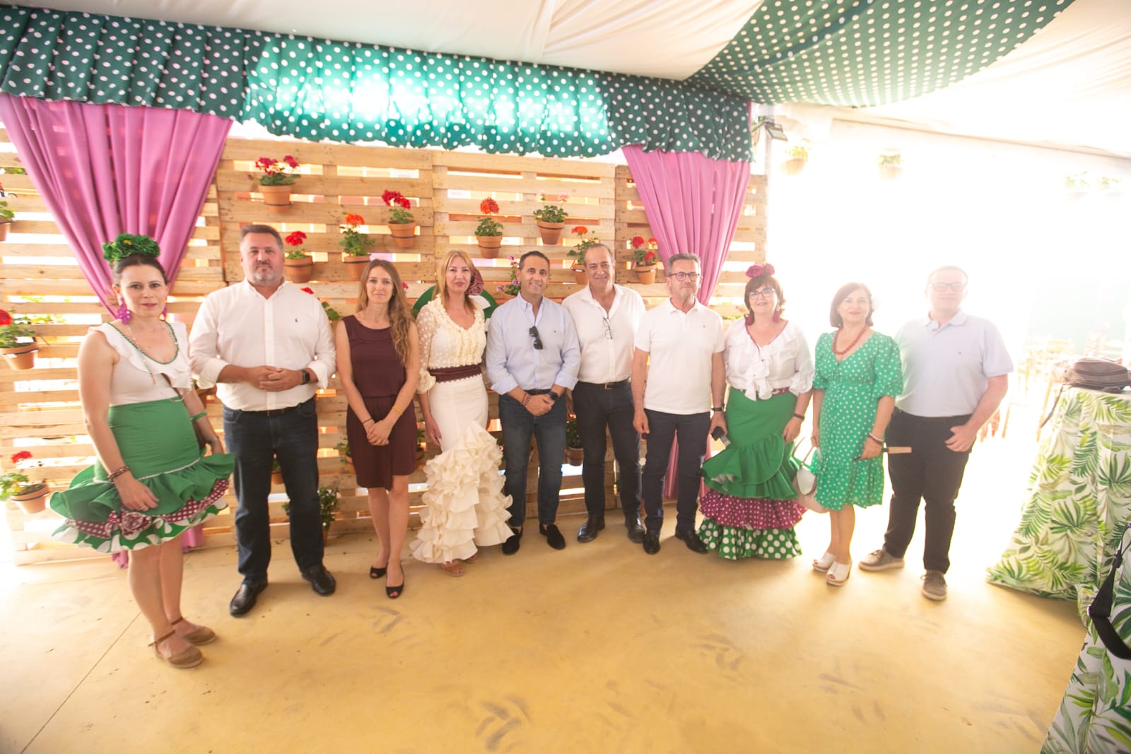 Los actos de inauguración dan color a la feria bajo un sol abrasador