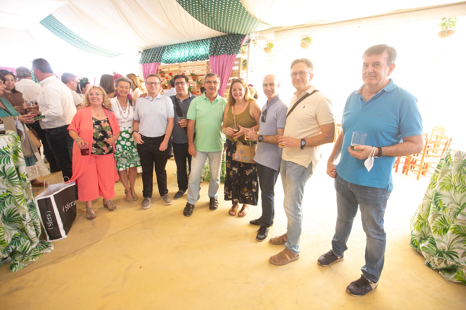 Los actos de inauguración dan color a la feria bajo un sol abrasador