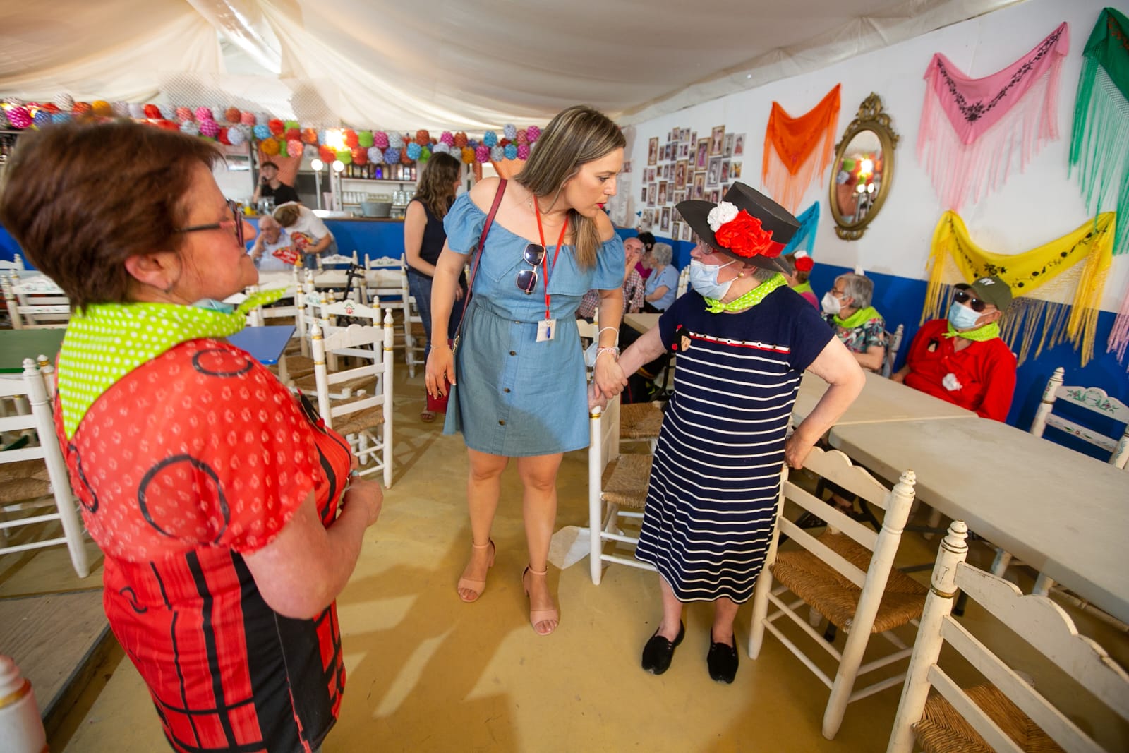 Los actos de inauguración dan color a la feria bajo un sol abrasador