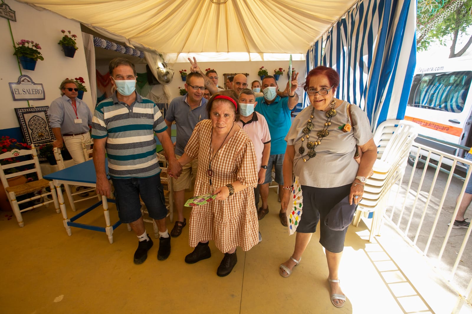 Los actos de inauguración dan color a la feria bajo un sol abrasador