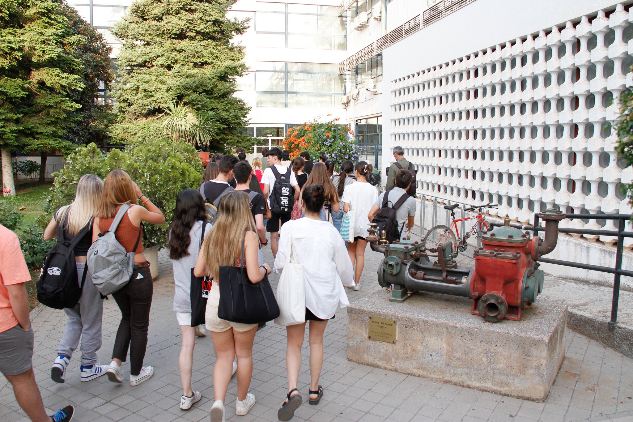 Estudiantes entran a la prueba de Selectividad en Granada