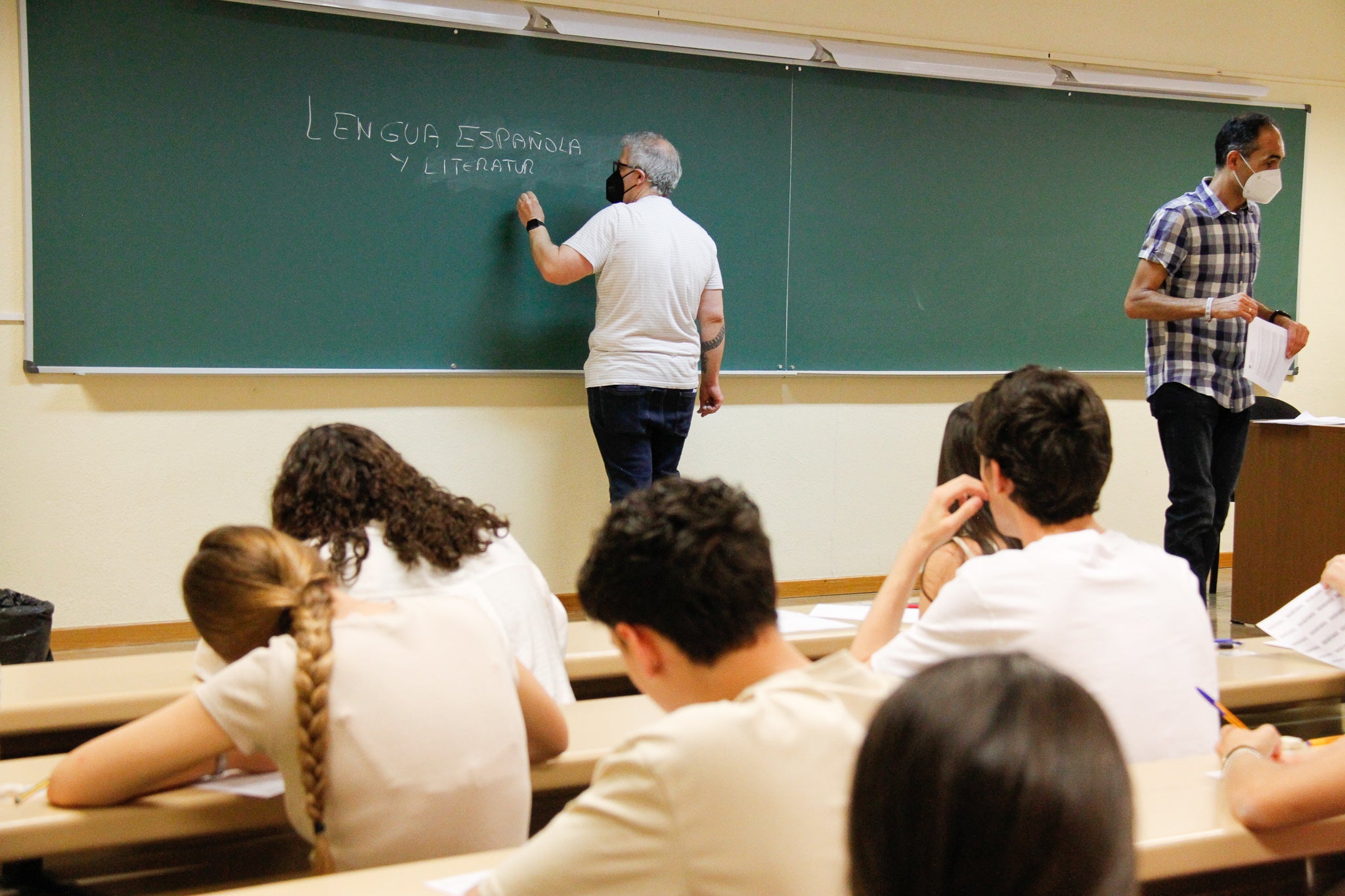 Estudiantes entran a la prueba de Selectividad en Granada