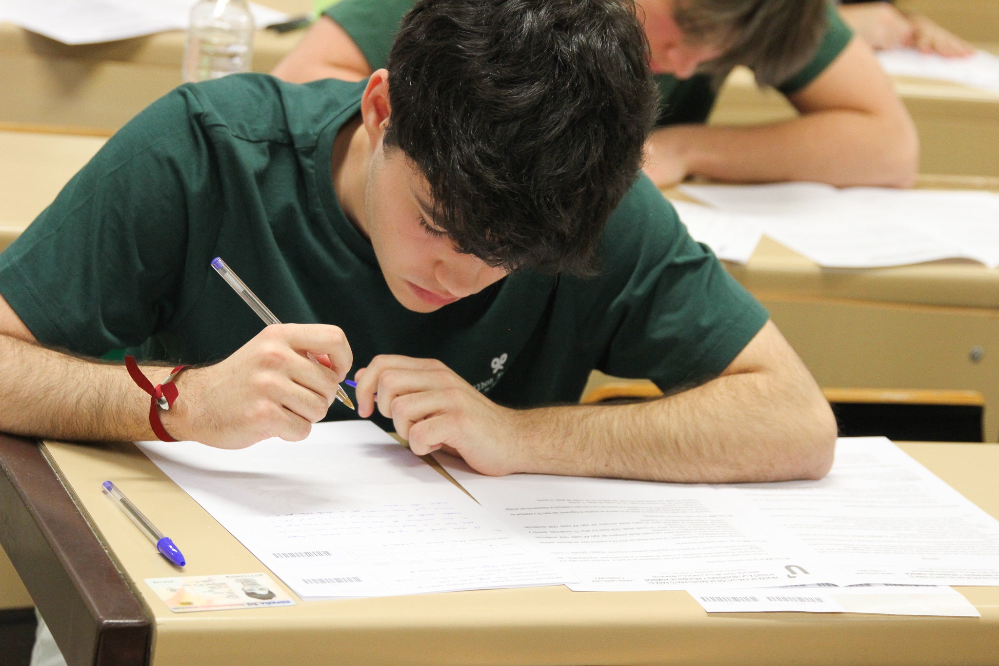 Estudiantes entran a la prueba de Selectividad en Granada