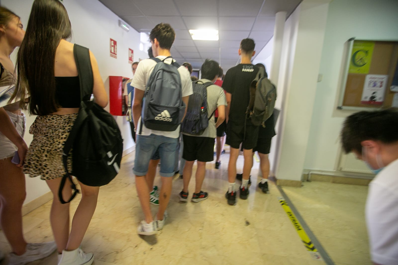 Estudiantes entran a la prueba de Selectividad en Granada