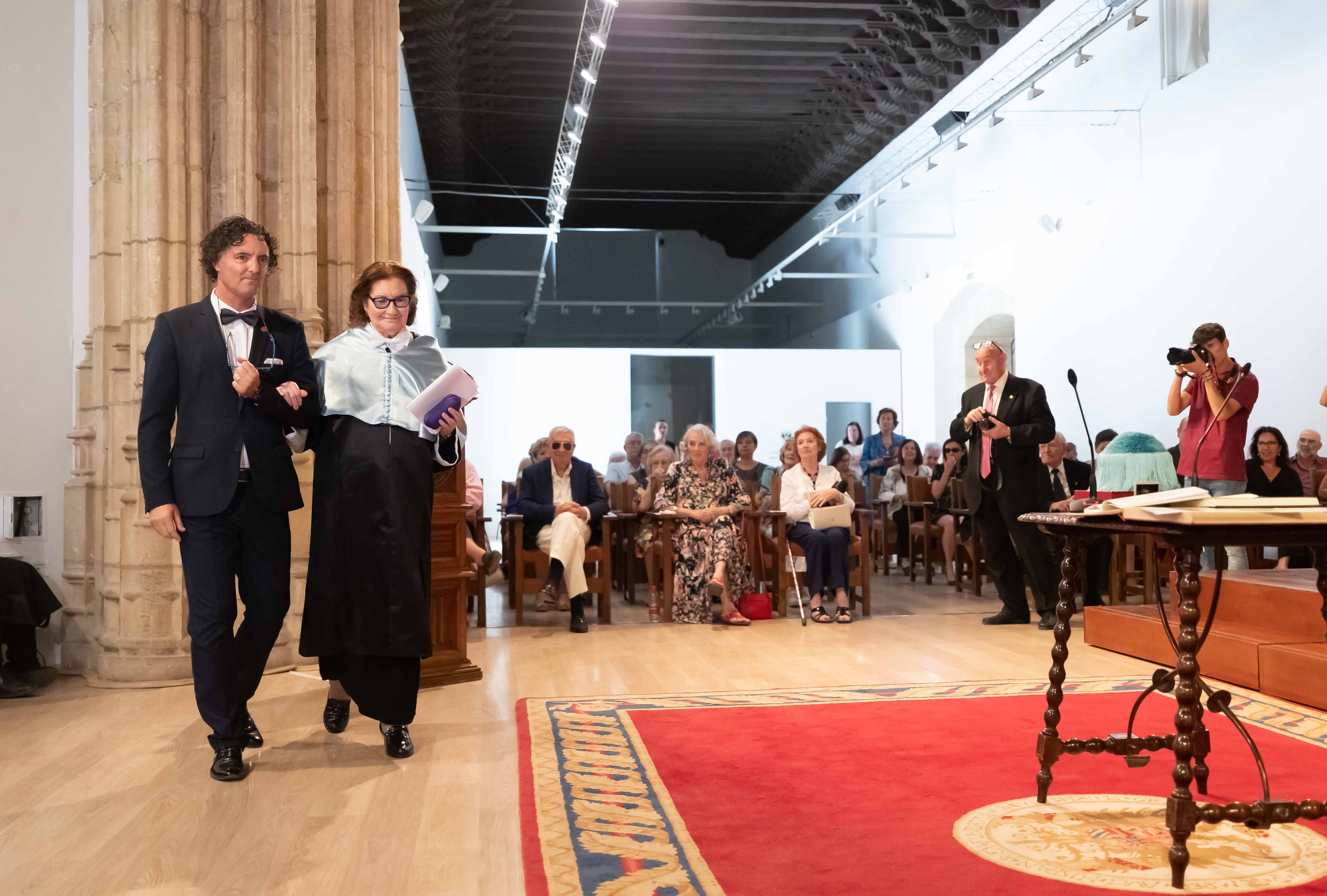 Se mostró emocionada con la distinción, y agradeció la oportunidad que le dio la vida para dar voz a los sin voz, antes de recibir el birrete, el anillo y el libro 