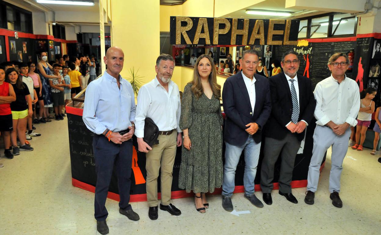 Autoridades y alumnado del CEIP Santa Ana en la inauguración de la exposición dedicada a Raphael. 