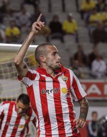 Imagen secundaria 2 - Felipe Melo tenía el récord (arriba); Piatti, Negredo y Aleix Vidal repartieron cifras. 