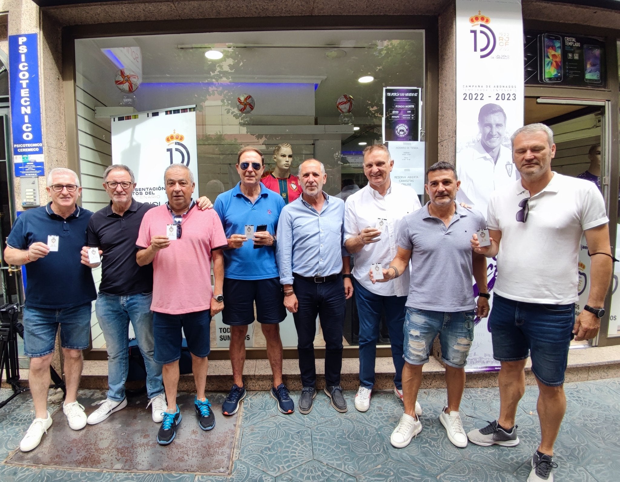 Exjugadores y veteranos del Real Jaén con sus abonos. 