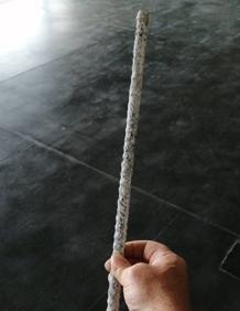 Imagen secundaria 2 - En la imagen de arriba, el autobús que cubría la ruta de Montefrío con la luna trasera rota tras sufrir el impacto de un objeto. Abajo, el autobús de la ruta de Almería que fue ayer golpeado con una barra de hierro y cuyo autor sí fue detenido por la Policía Nacional. 