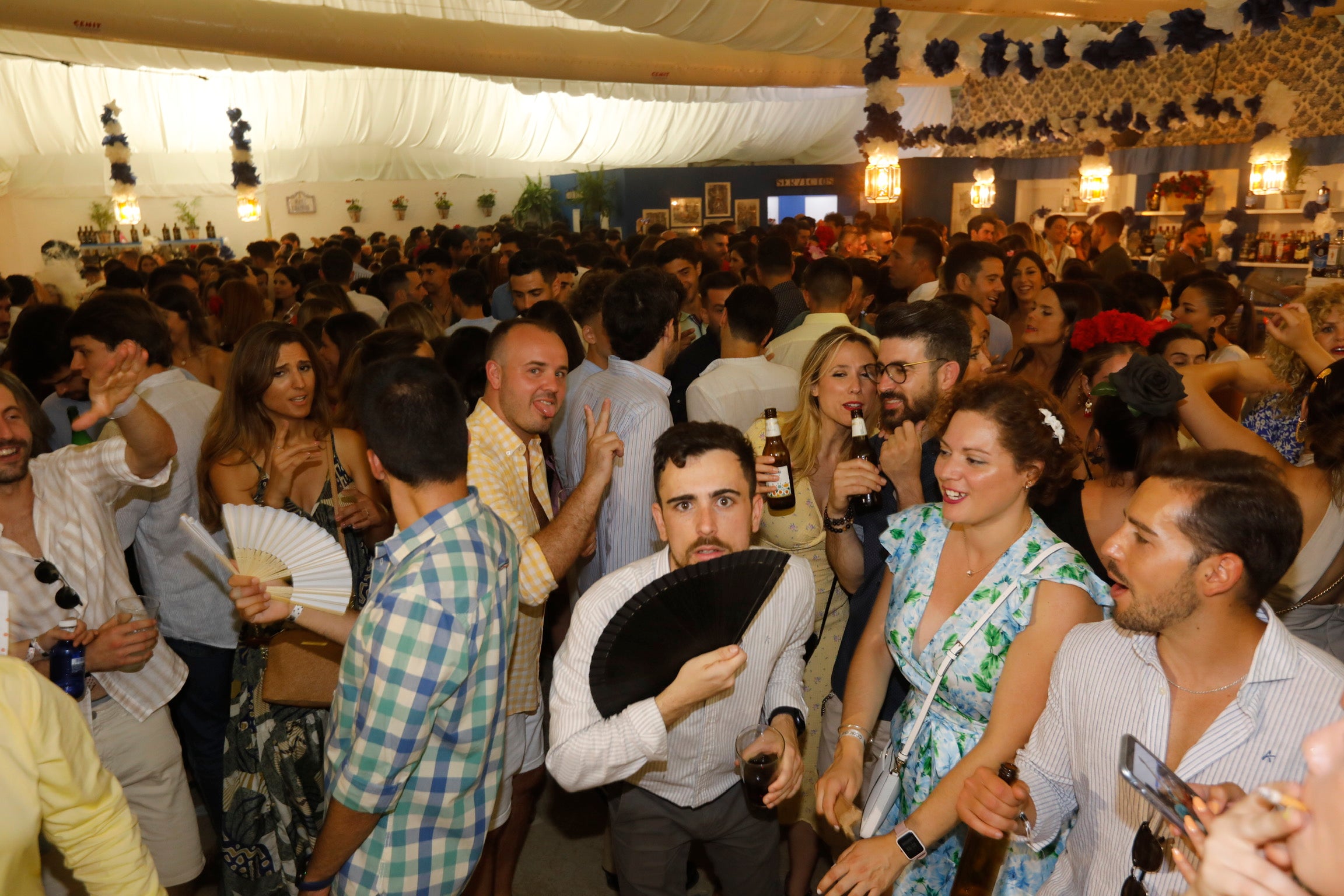 Ambiente nocturno en el recinto ferial de Almanjáyar.