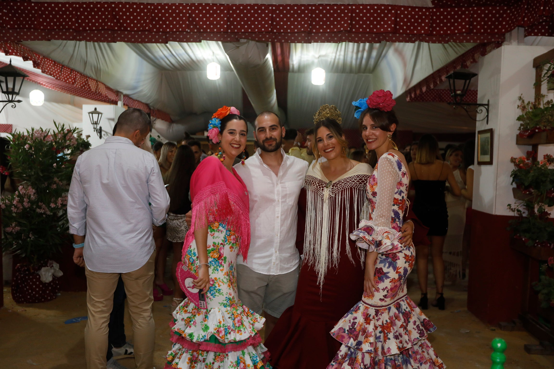 Ambiente nocturno en el recinto ferial de Almanjáyar.