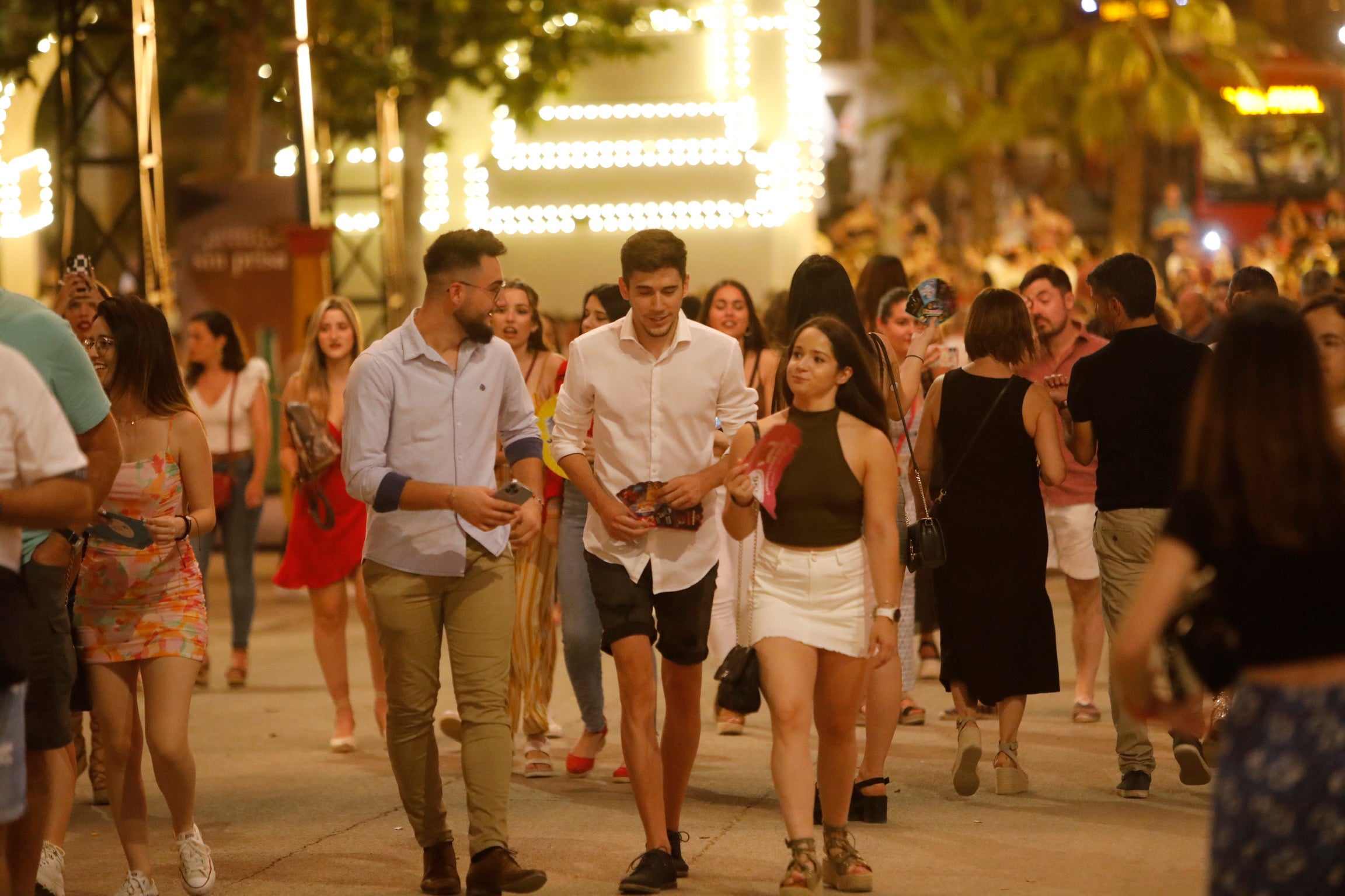 Ambiente nocturno en el recinto ferial de Almanjáyar.