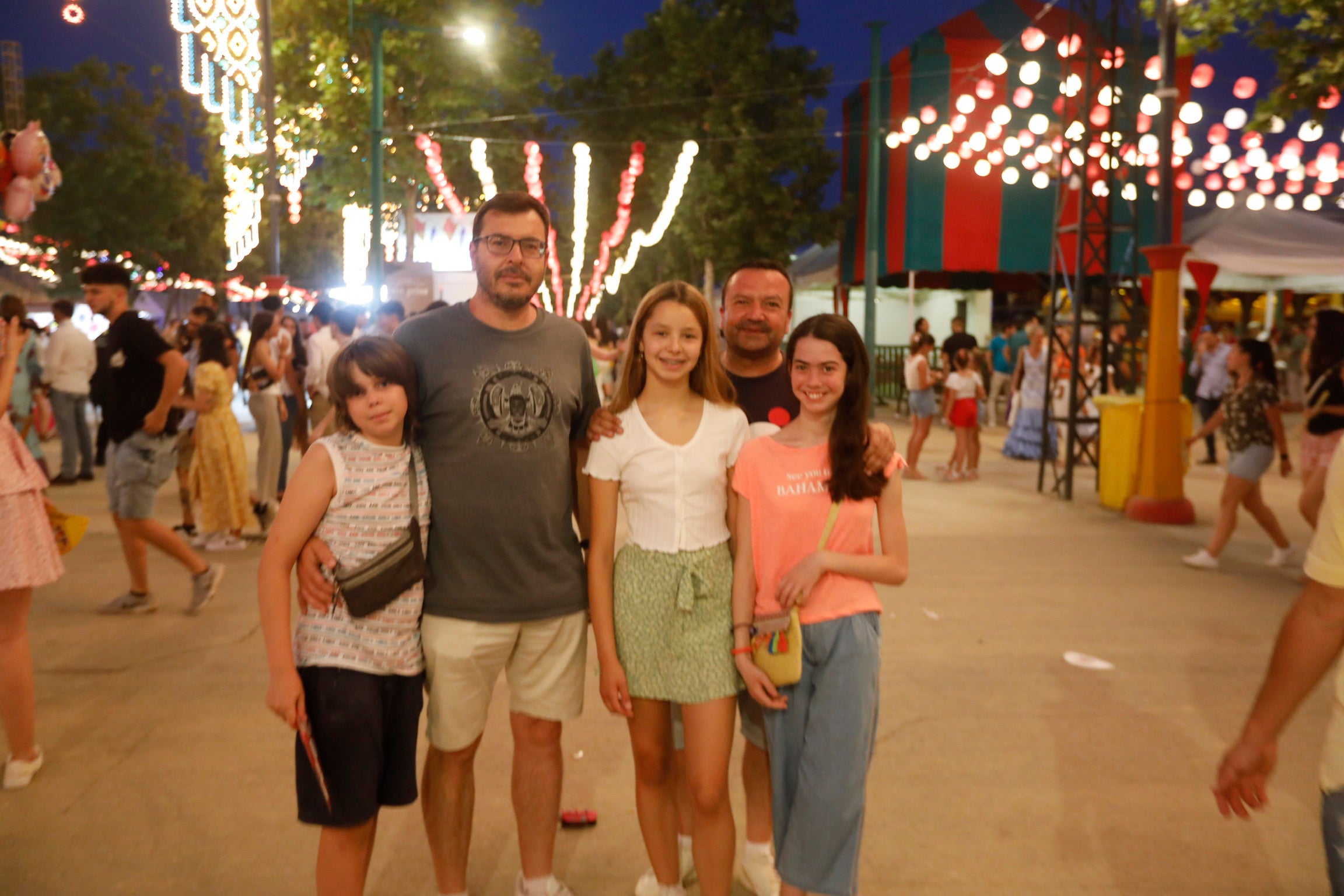 Ambiente nocturno en el recinto ferial de Almanjáyar.