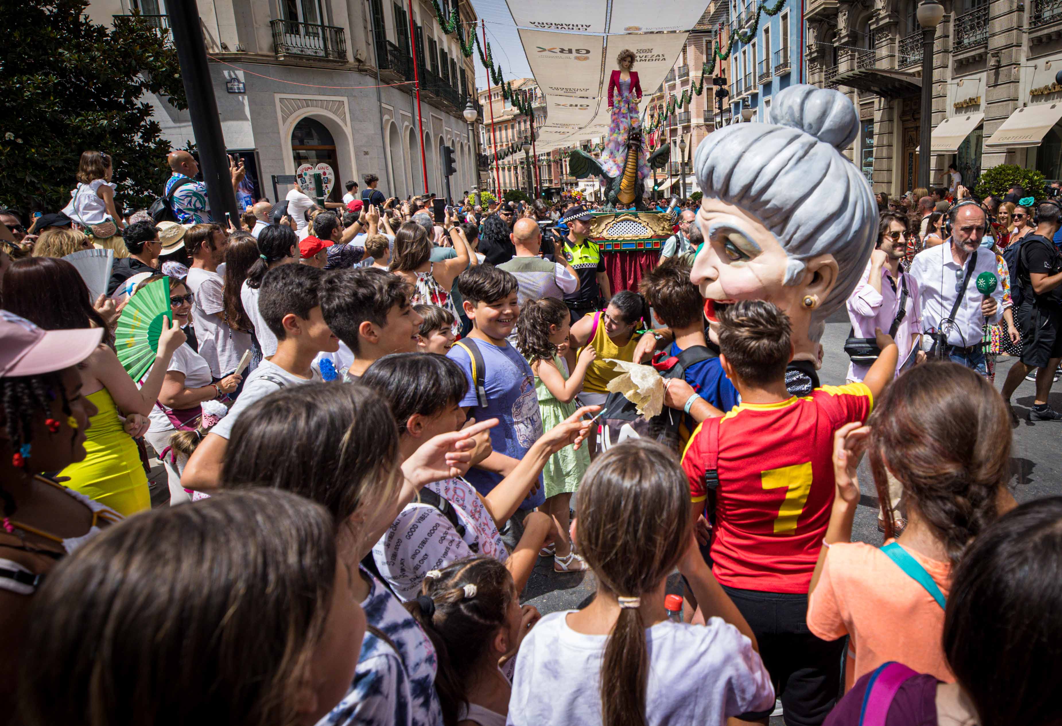 Desfila desde las 12.00 horas por las calles del centro de Granada tras dos años sin poder pasearla por la pandemia
