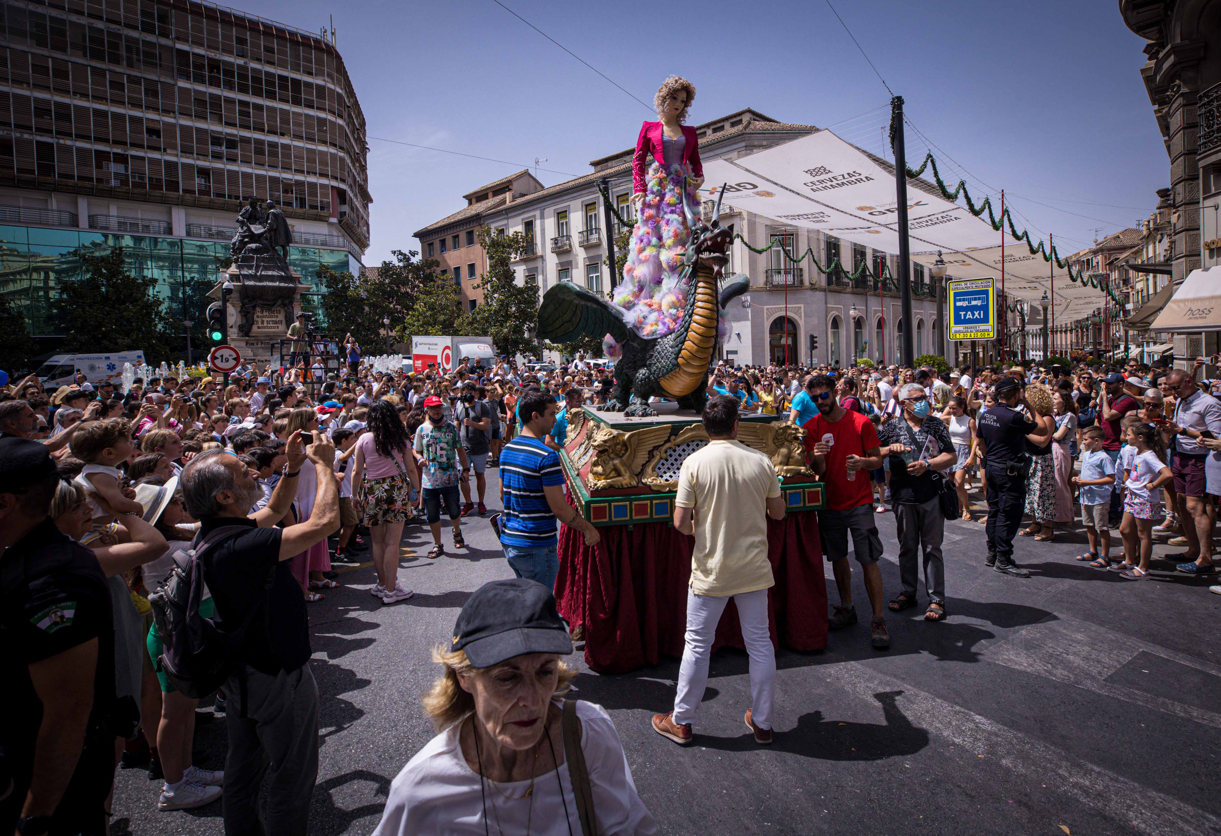 Desfila desde las 12.00 horas por las calles del centro de Granada tras dos años sin poder pasearla por la pandemia