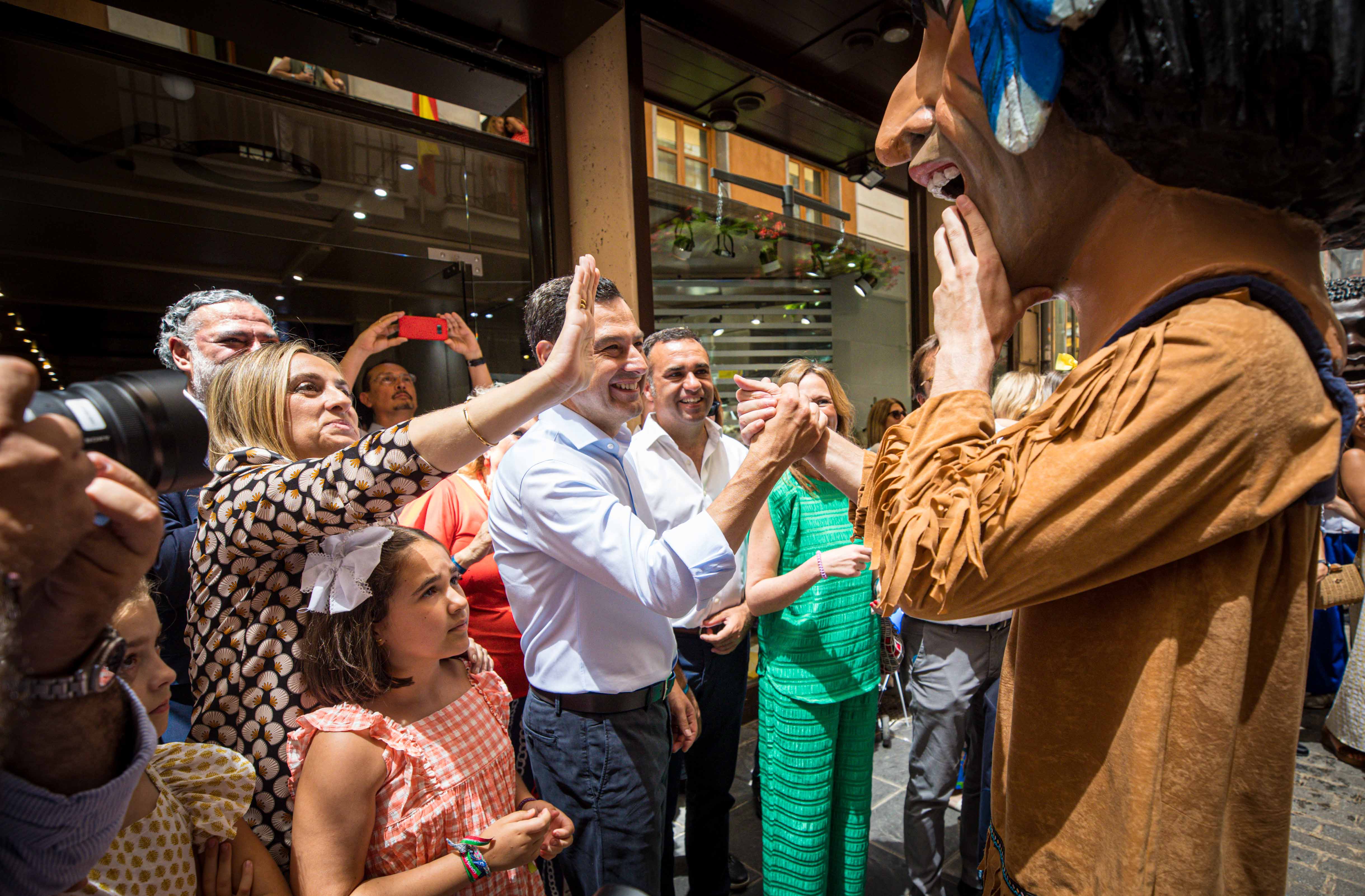 Desfila desde las 12.00 horas por las calles del centro de Granada tras dos años sin poder pasearla por la pandemia