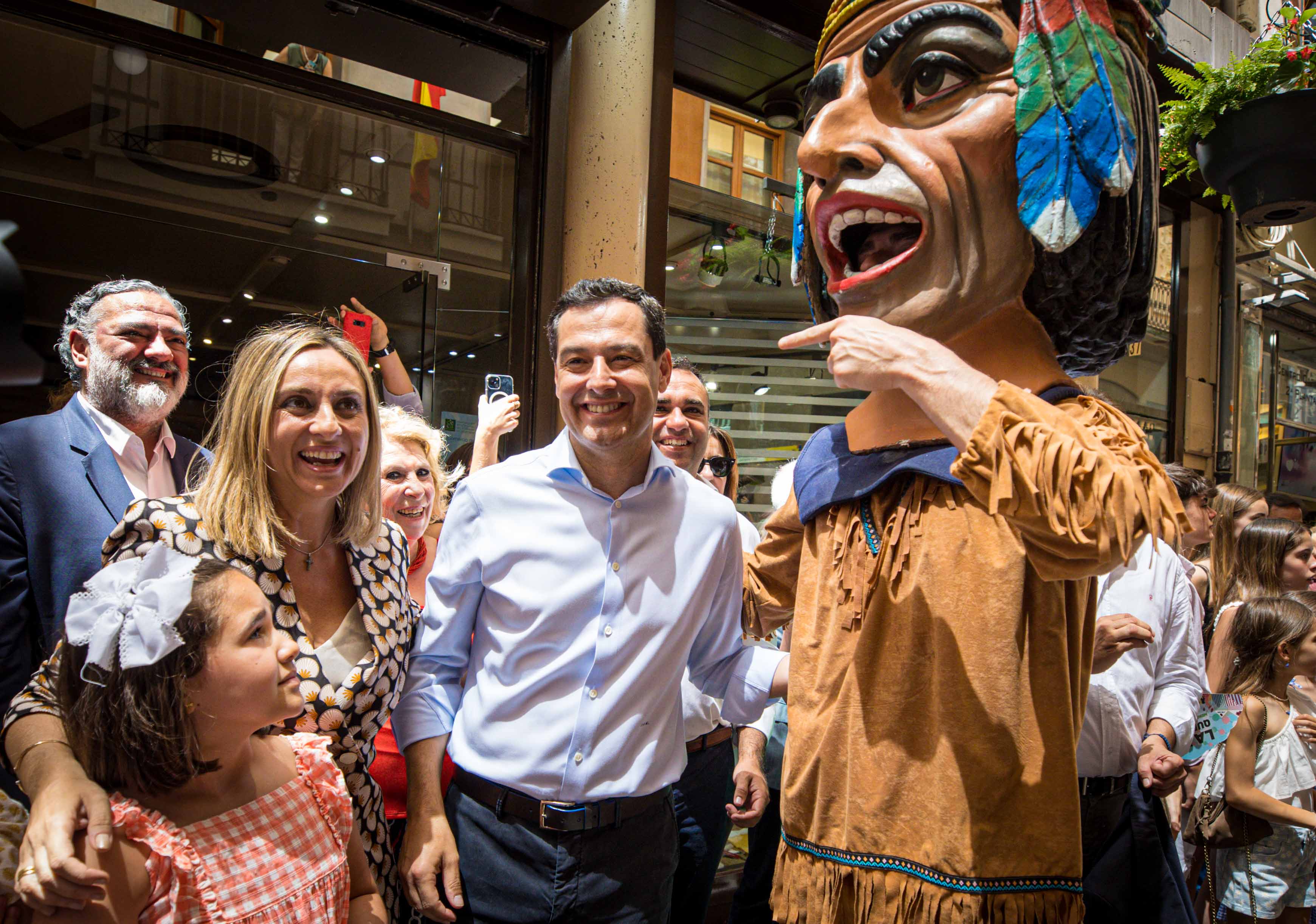 Desfila desde las 12.00 horas por las calles del centro de Granada tras dos años sin poder pasearla por la pandemia