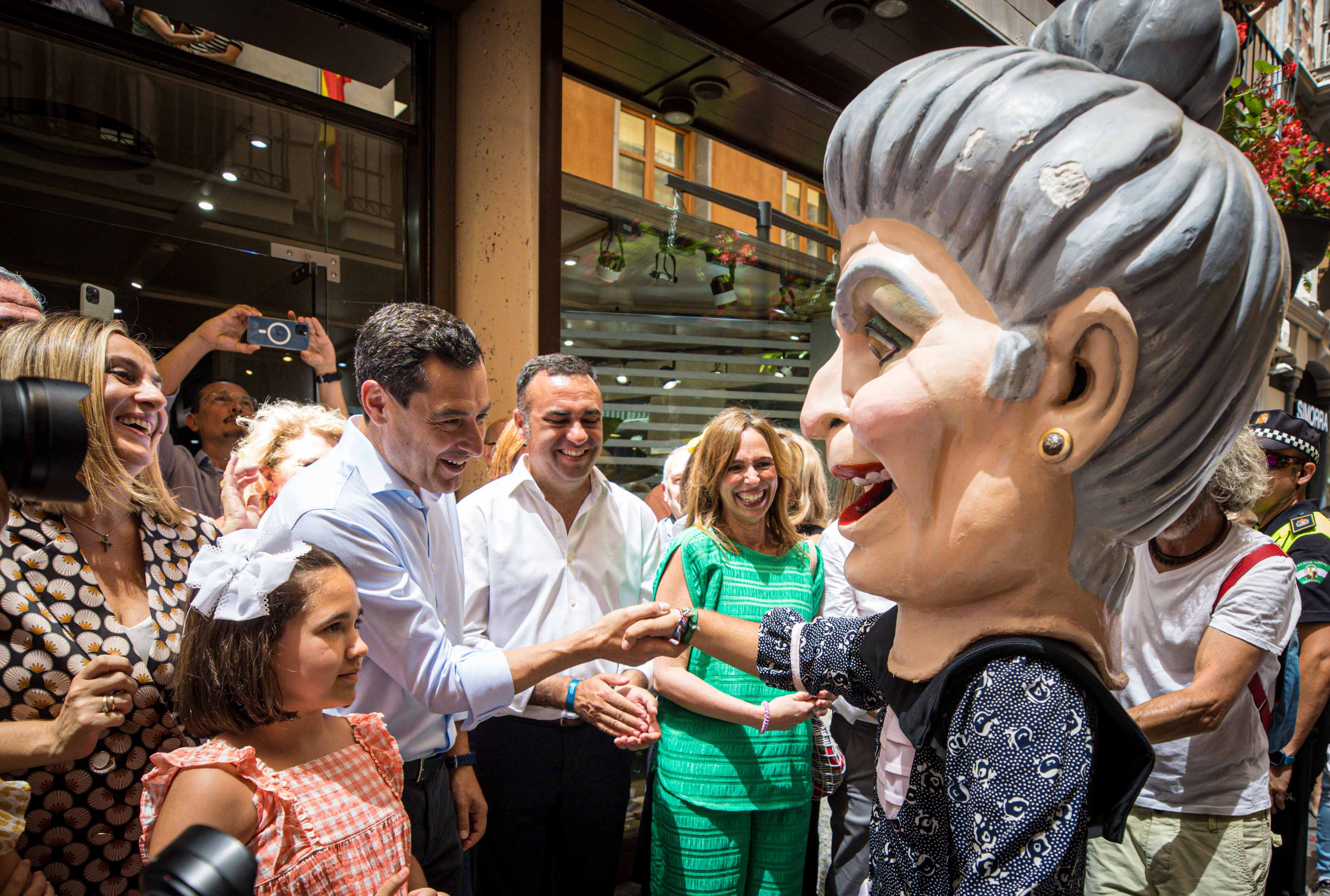 Desfila desde las 12.00 horas por las calles del centro de Granada tras dos años sin poder pasearla por la pandemia