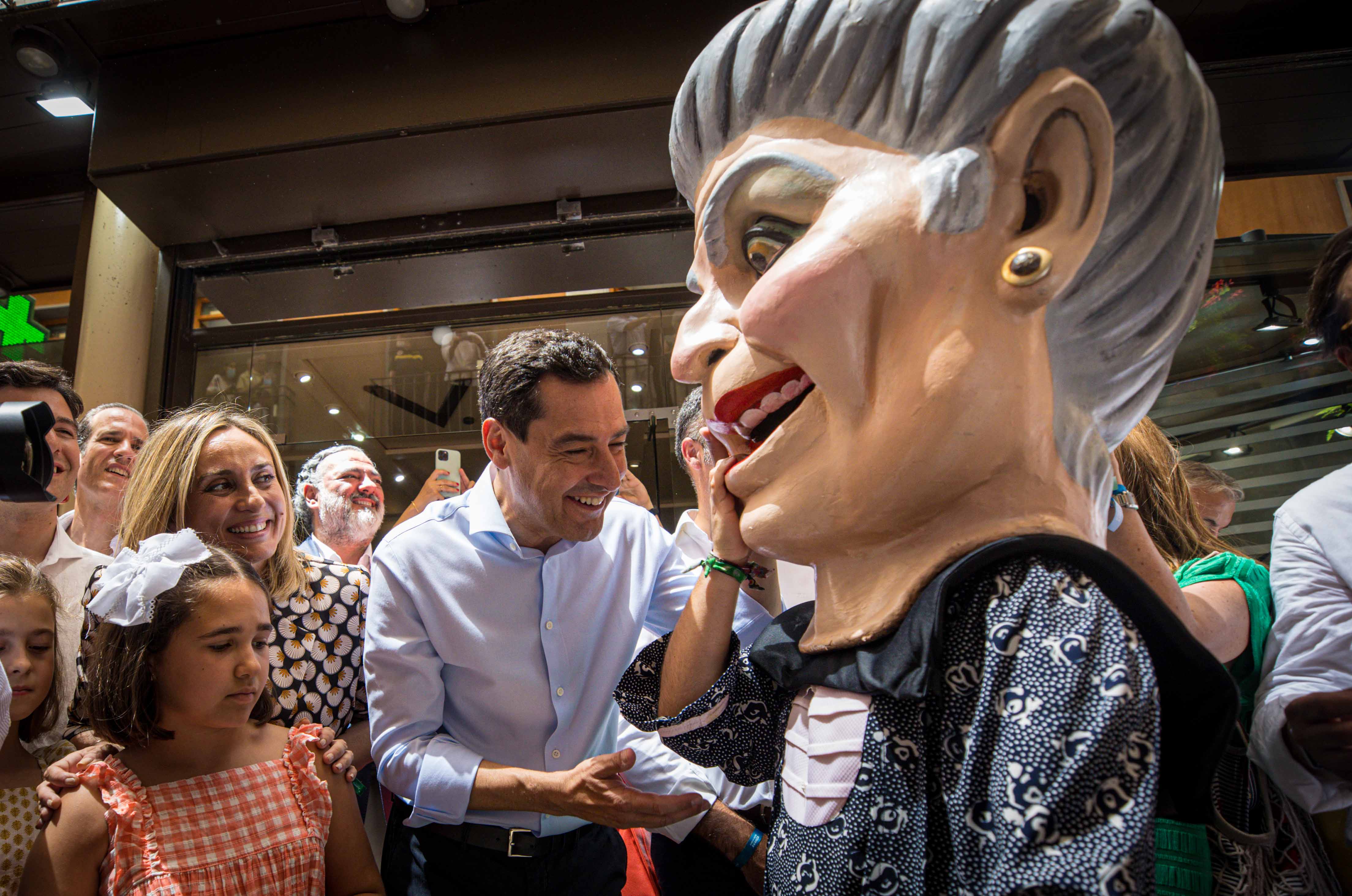 Desfila desde las 12.00 horas por las calles del centro de Granada tras dos años sin poder pasearla por la pandemia
