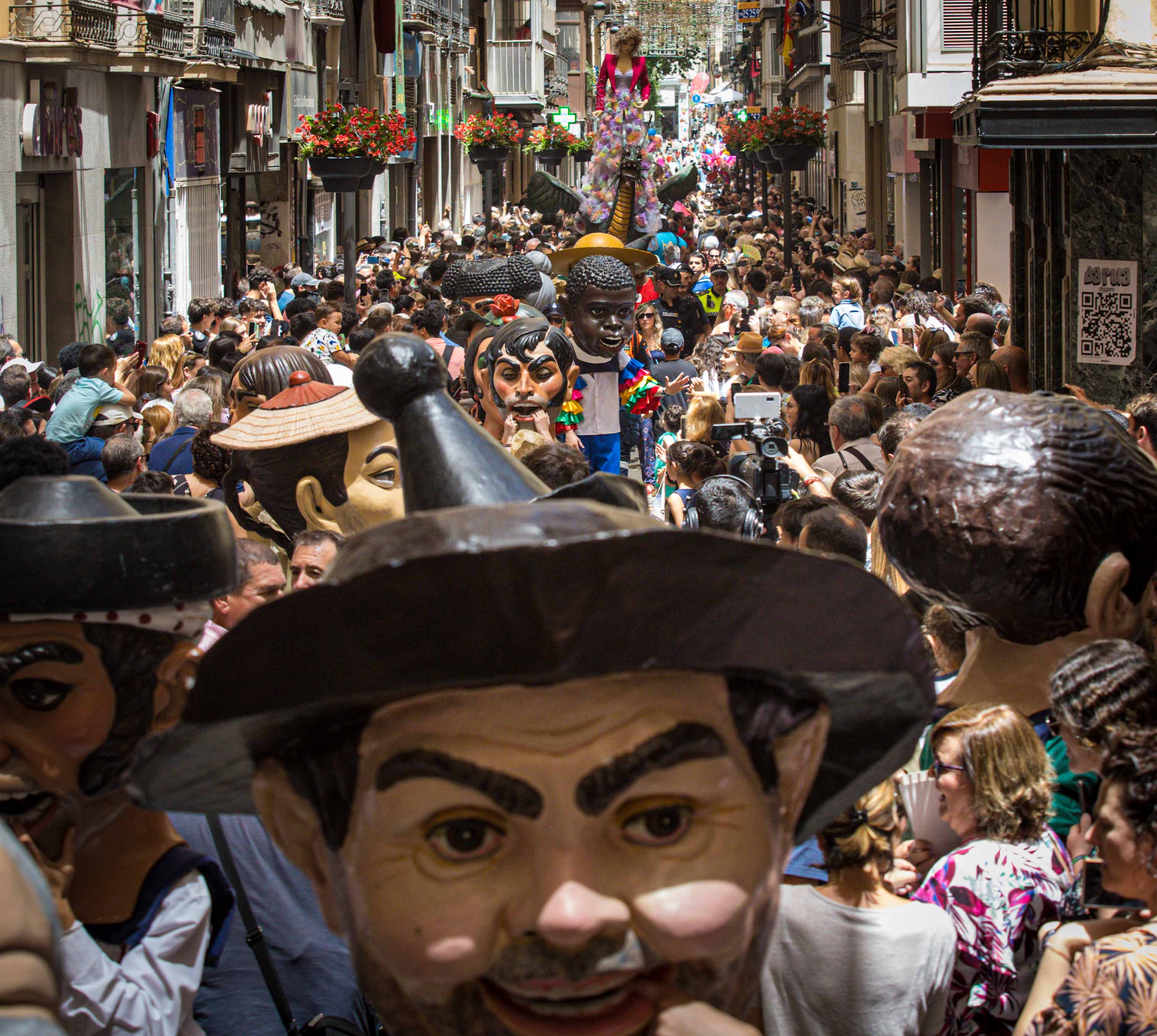 Desfila desde las 12.00 horas por las calles del centro de Granada tras dos años sin poder pasearla por la pandemia
