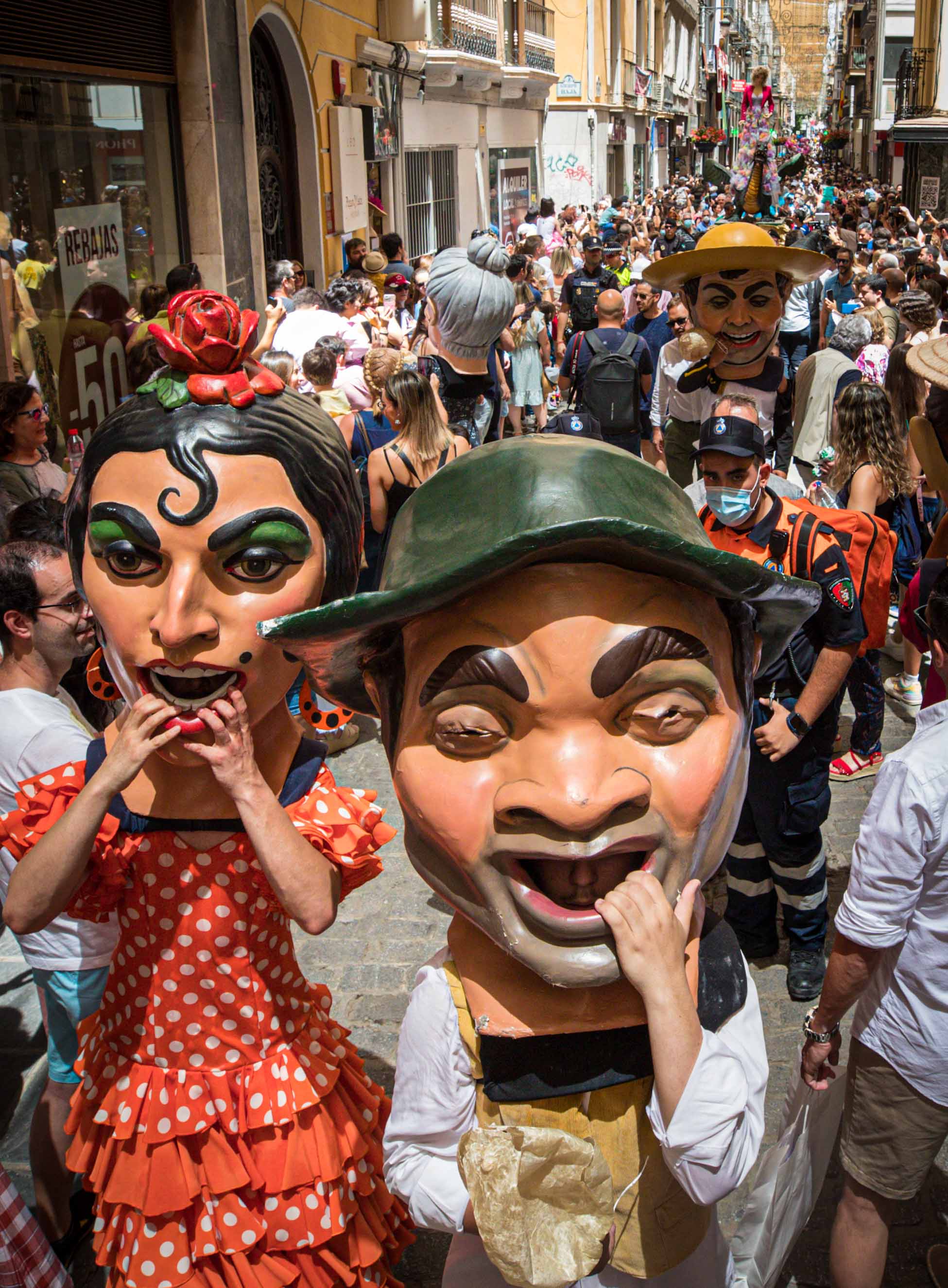 Desfila desde las 12.00 horas por las calles del centro de Granada tras dos años sin poder pasearla por la pandemia