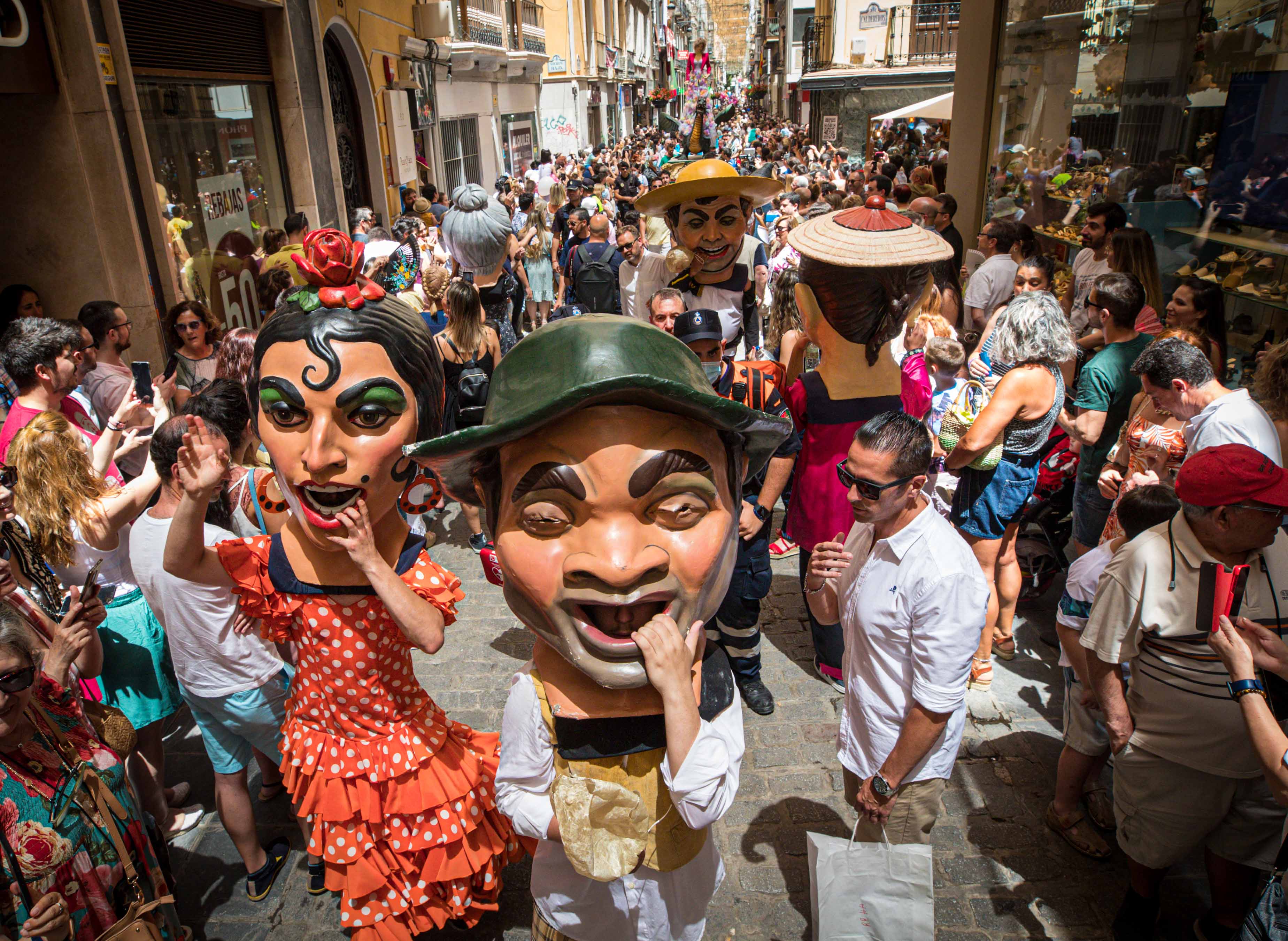 Desfila desde las 12.00 horas por las calles del centro de Granada tras dos años sin poder pasearla por la pandemia