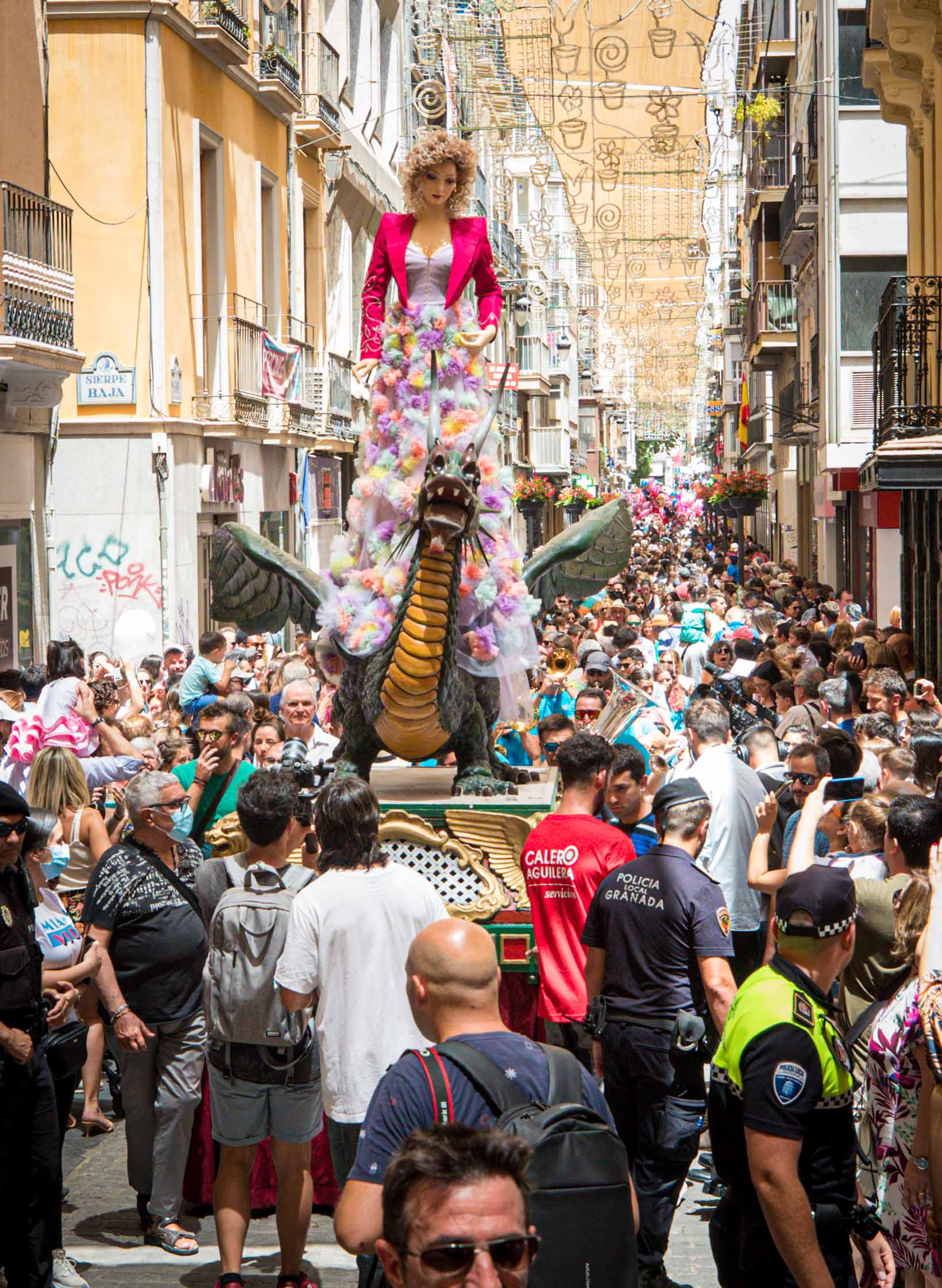Desfila desde las 12.00 horas por las calles del centro de Granada tras dos años sin poder pasearla por la pandemia